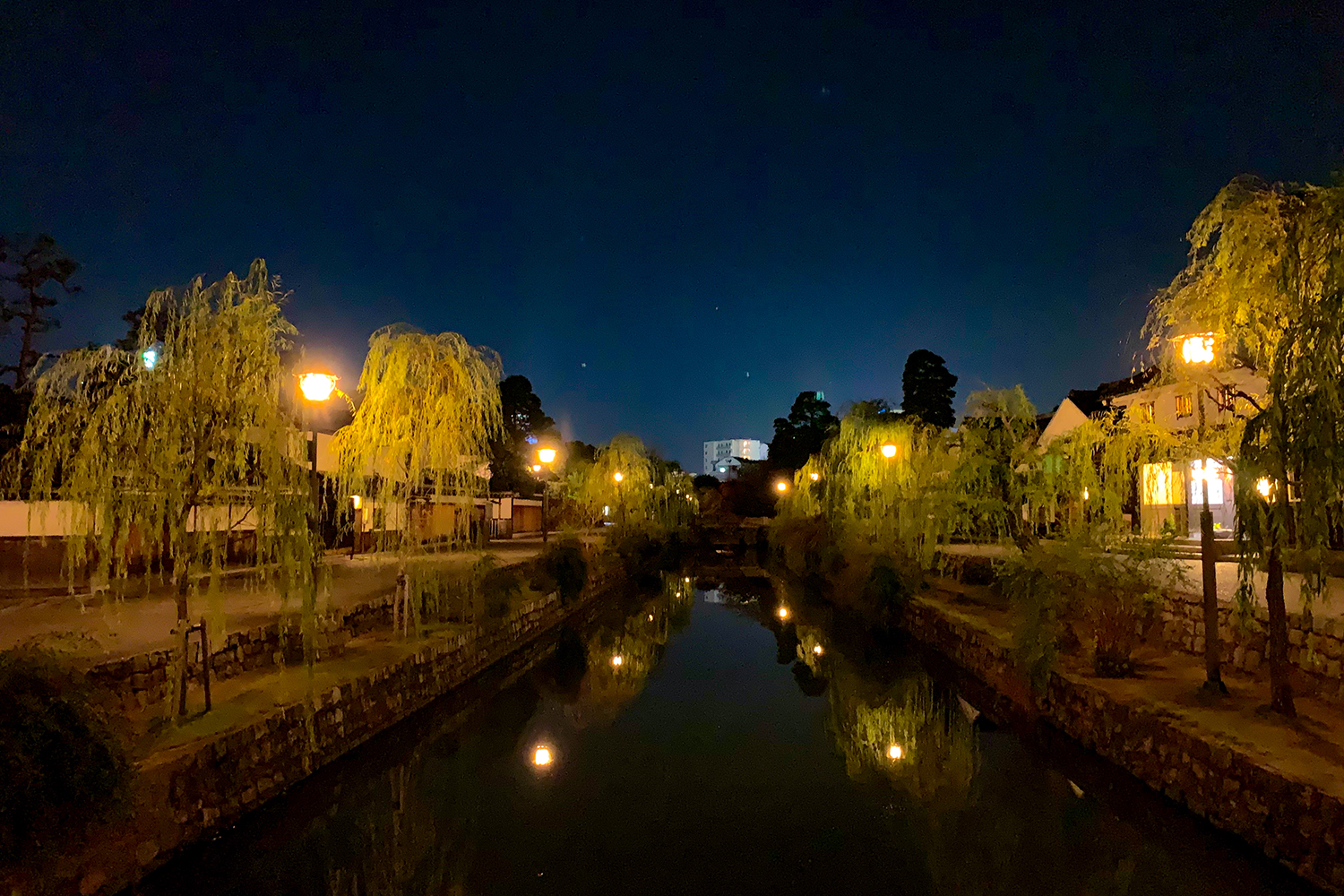 夜の美観地区、石井幹子さんによる夜間景観照明